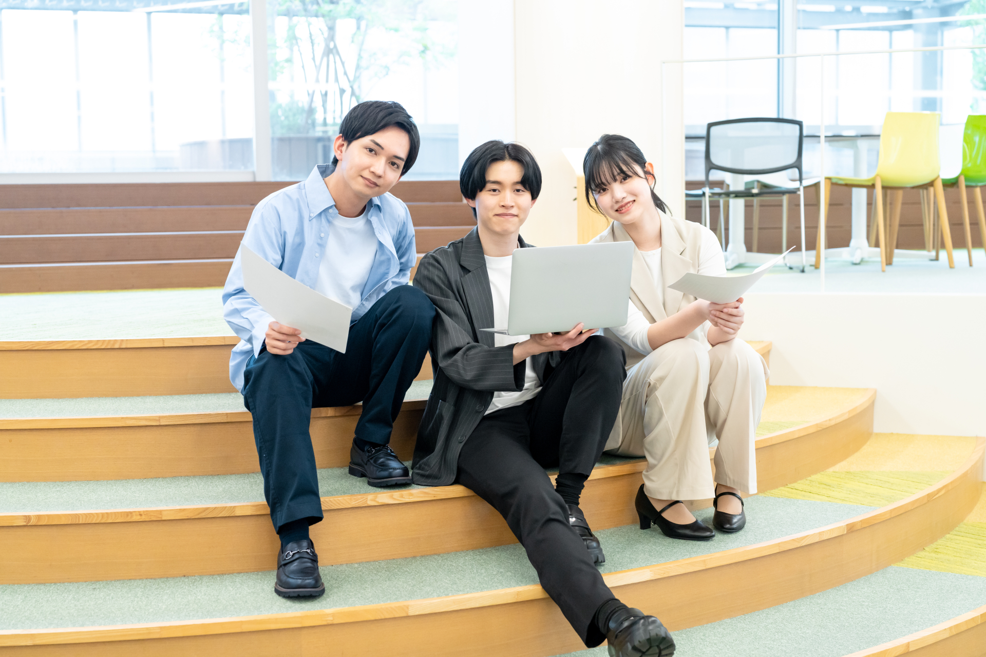 本社業務のメンバーが採用や営業の打ち合わせをしている様子